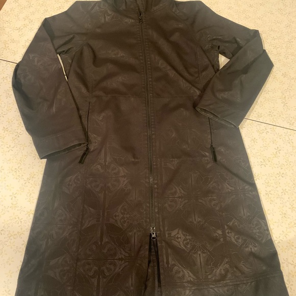 Lululemon “Dancers In The Snow” Apres Softshell raincoat size 10 black print - Picture 14 of 14